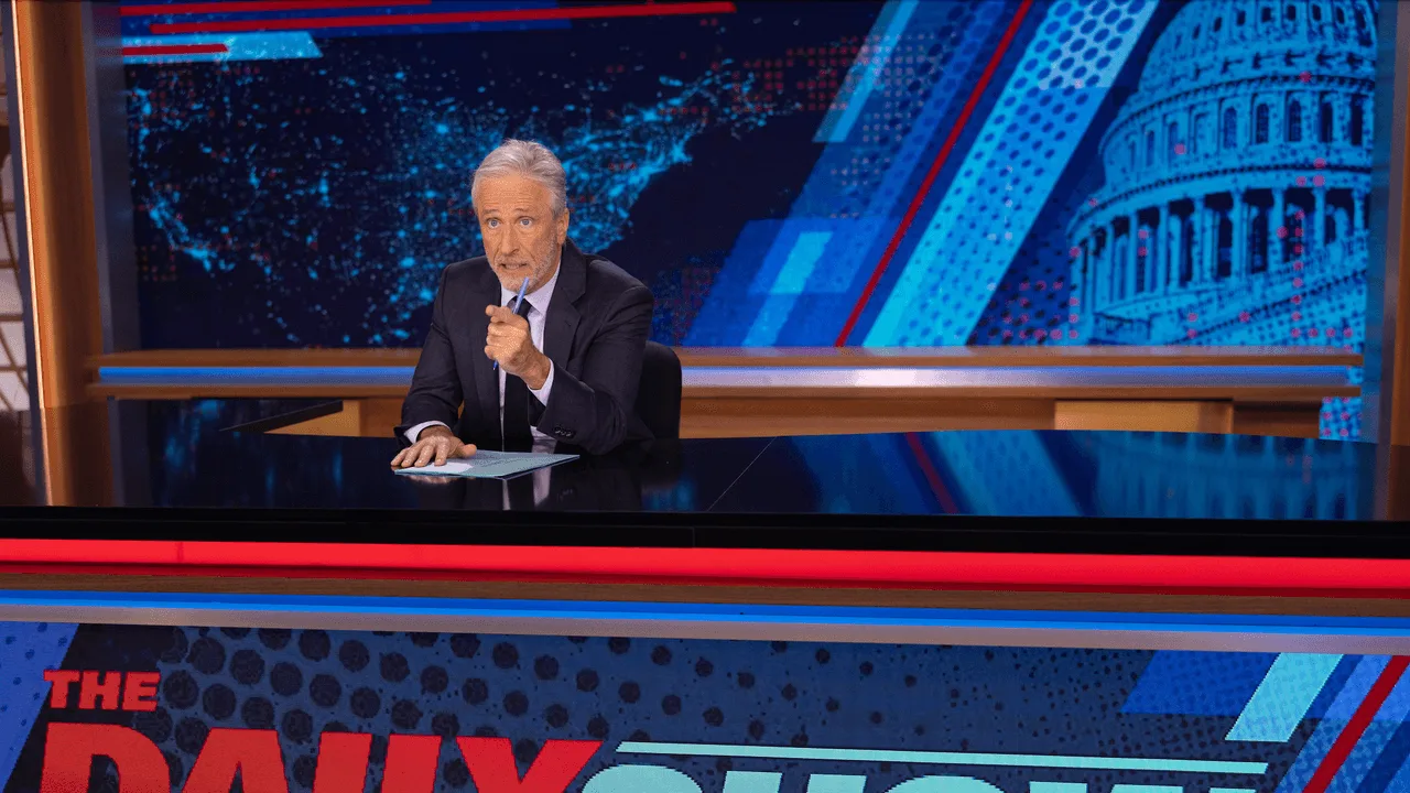 Jon Stewart și-a tăiat mâna în timp ce a criticat DOGE la „The Daily Show